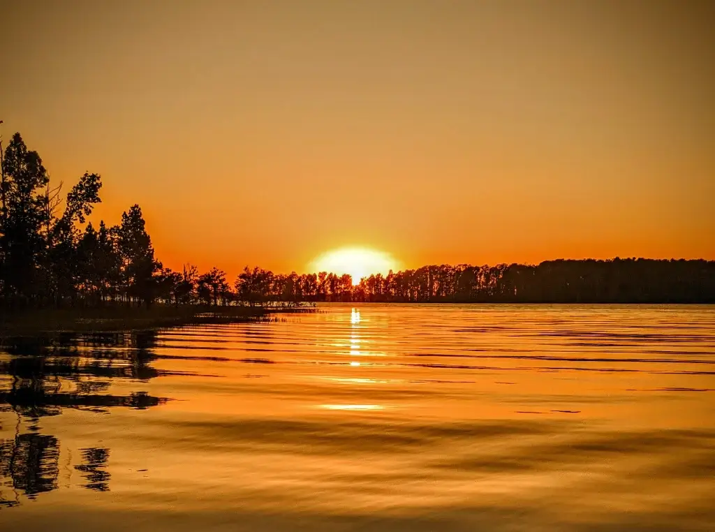 Puesta del sol en laguna Sapote iquitos